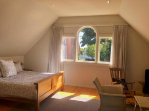 Spanish Mission Hideaway with pool and garden, Hastings